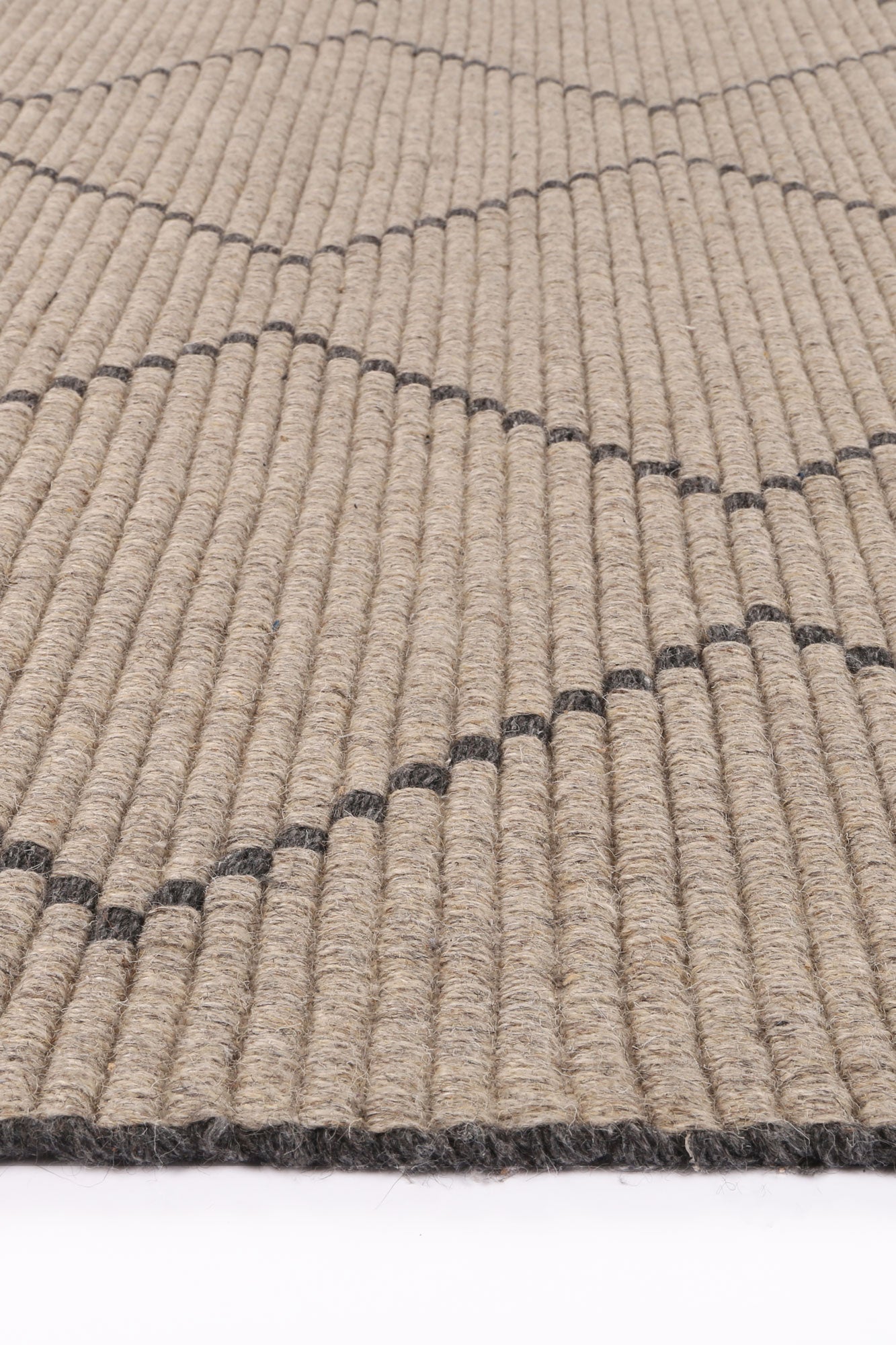 Ash-colored Handmade Anjuna Zig-Zag Wool Blend Rug for Cozy Home