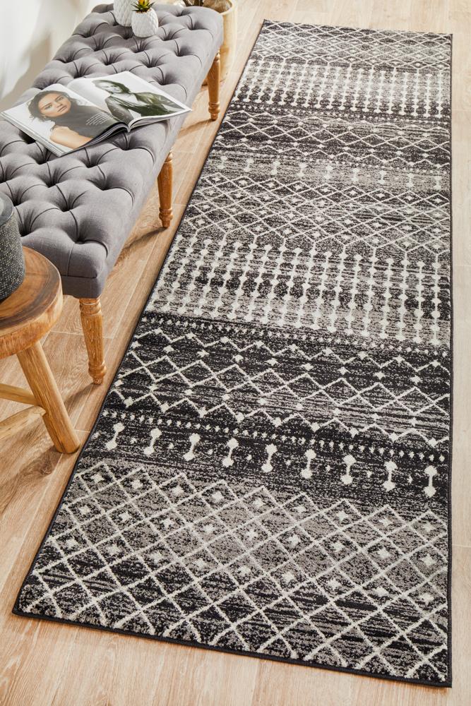 Black Transitional Evoke Simplicity Runner Rug with High - Quality Polypropylene