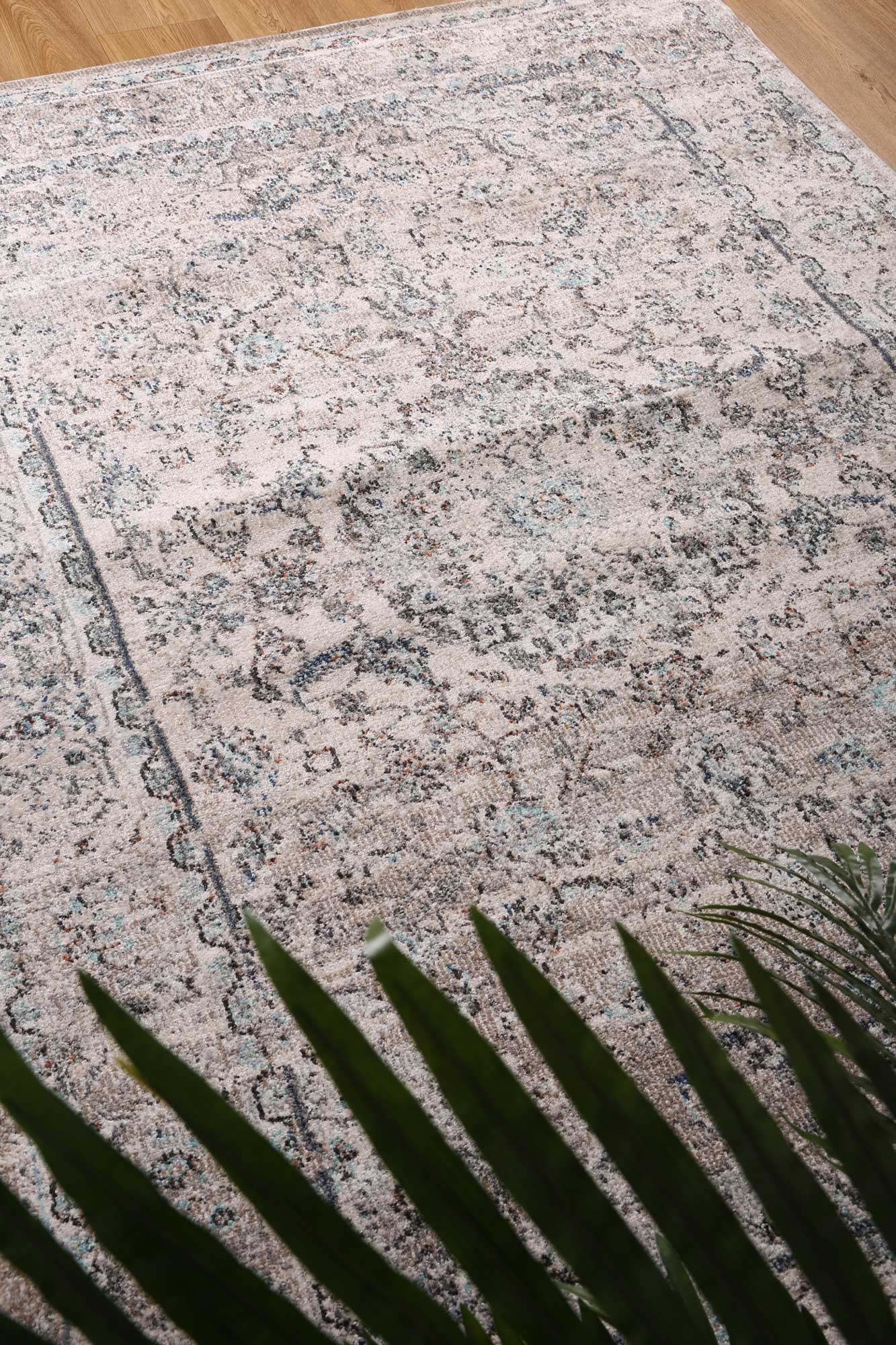 Ezra Grey Durable Traditional Rug with Intricate Oriental Patterns