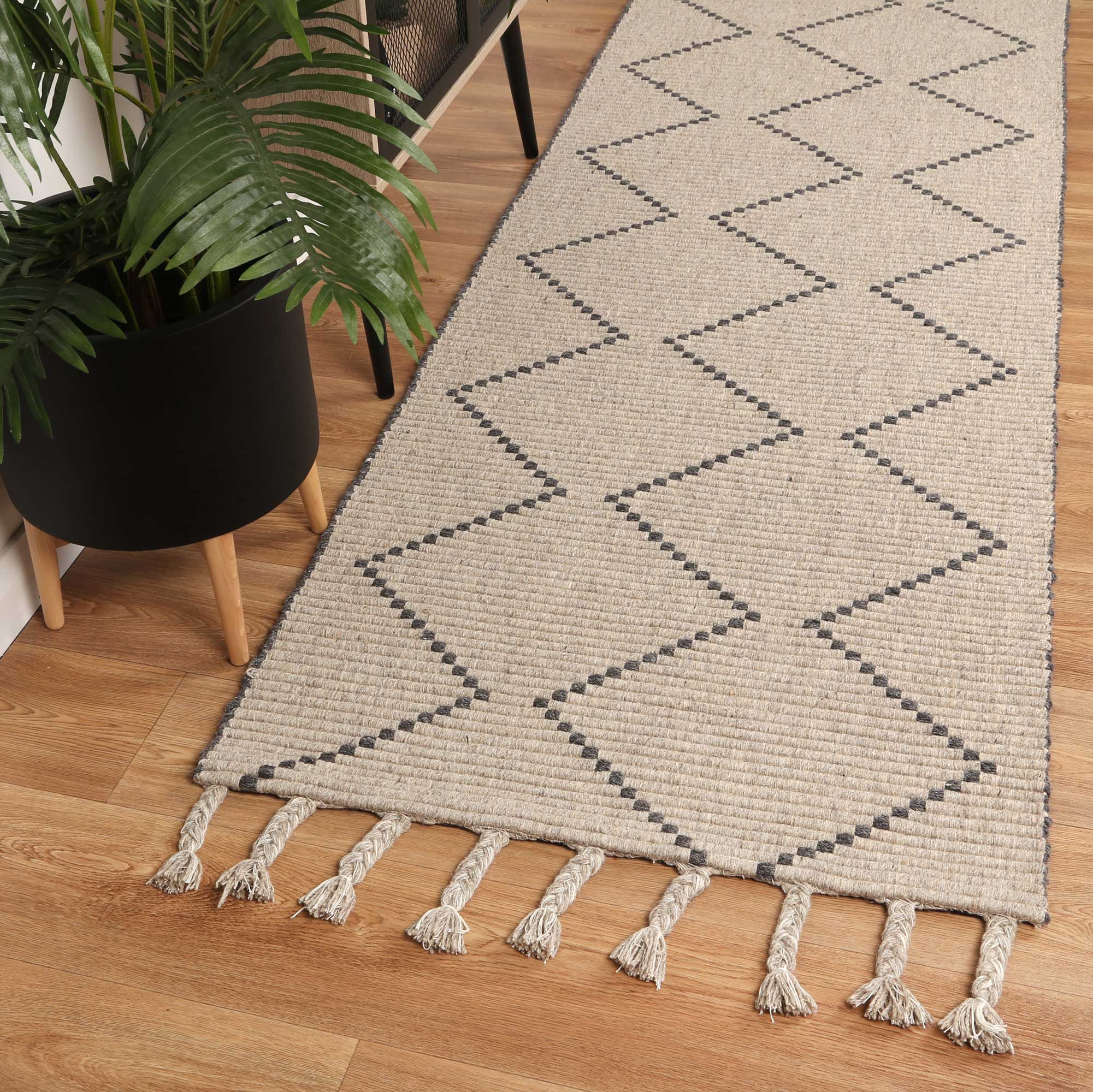 Ash-colored Handmade Anjuna Zig-Zag Wool Blend Rug for Cozy Home
