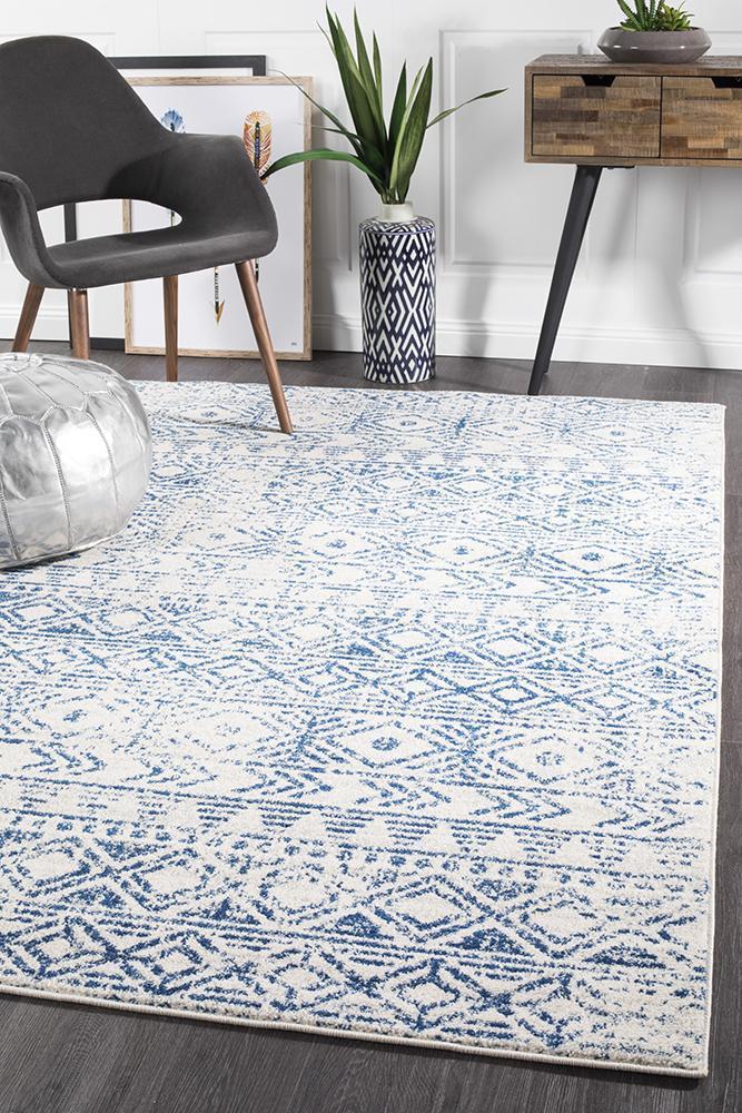 Ismail Oasis Rustic White and Blue Polypropylene Rug