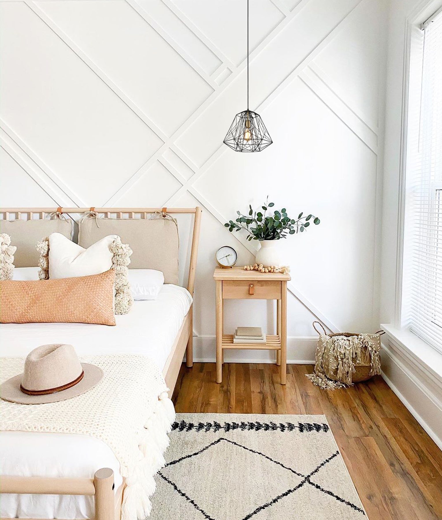 MARTE: Stylish Geometric Interior Iron Cage Single Pendant Lights