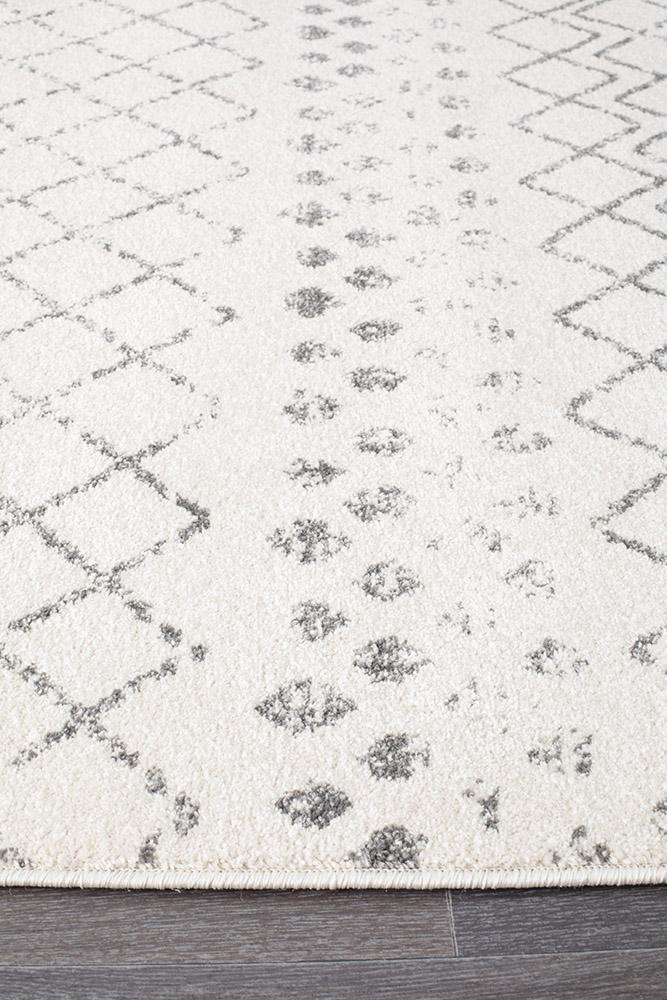 Hot Deal! Oasis Selma Tribal Rug in White & Grey