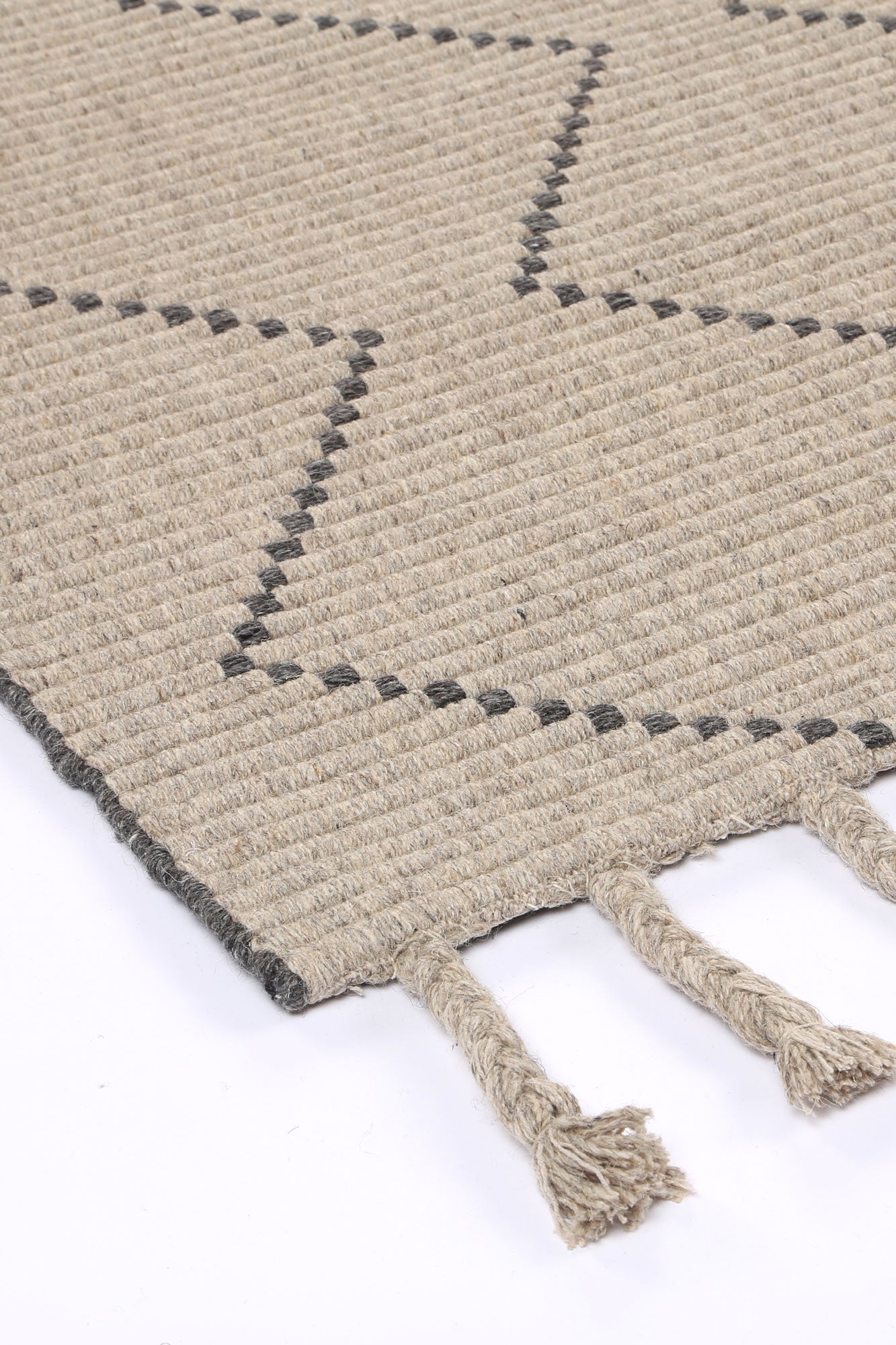 Ash-colored Handmade Anjuna Zig-Zag Wool Blend Rug for Cozy Home