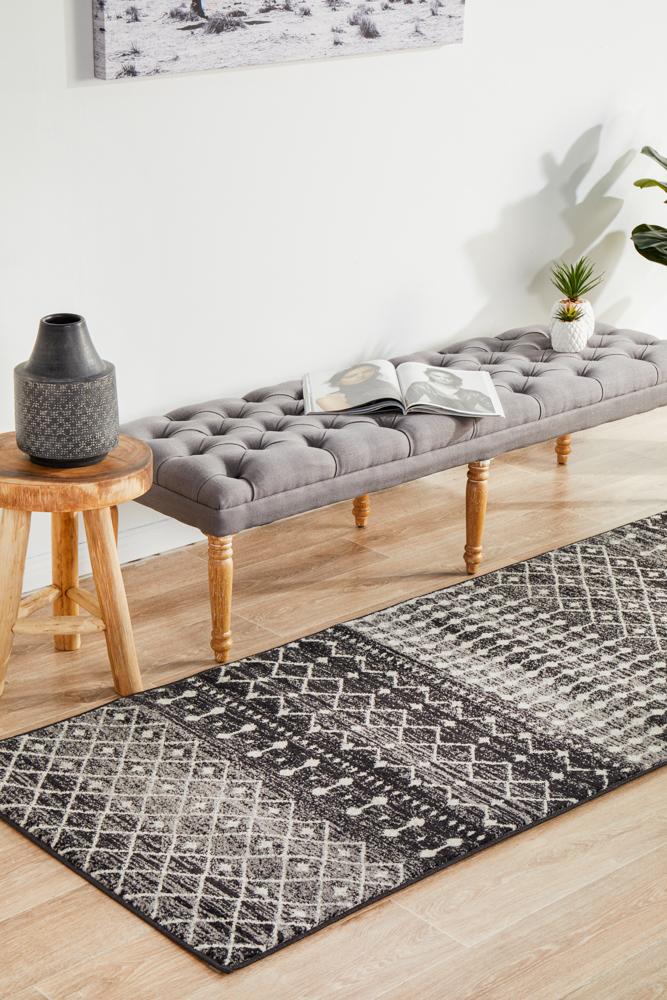 Black Transitional Evoke Simplicity Runner Rug with High - Quality Polypropylene