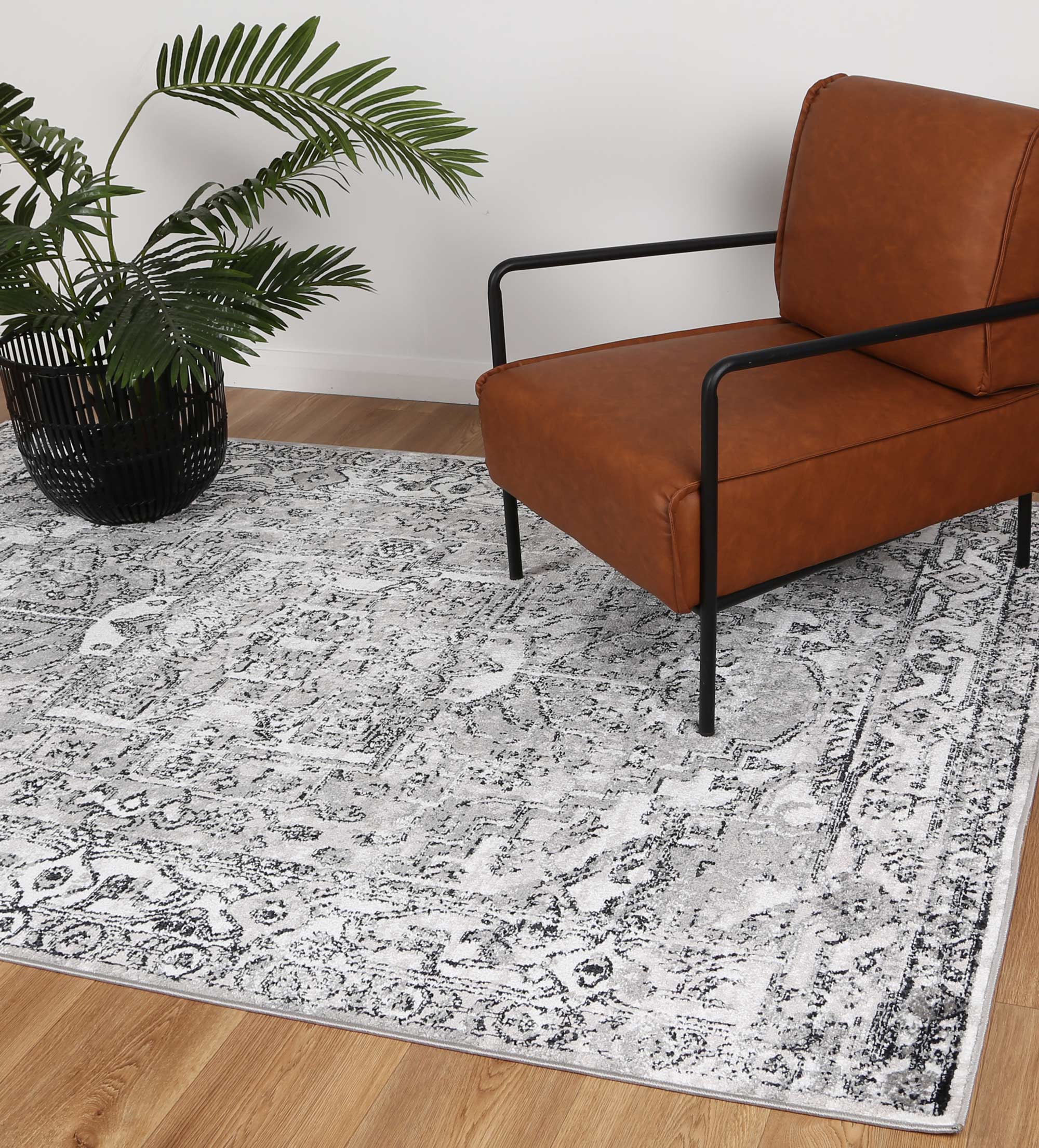 Anatolia Traditional Rug in Stylish Black and Grey - Ideal for High Traffic Areas