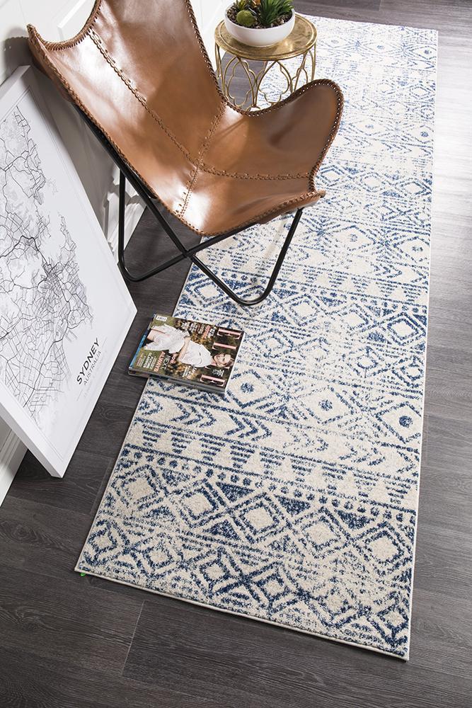 Oasis Ismail Rustic White and Blue Runner Rug for Timeless Decor
