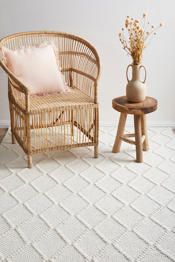 Exclusive Huxley White Wool-Polyester Flat Weave Rug for a Luxurious Home Decor