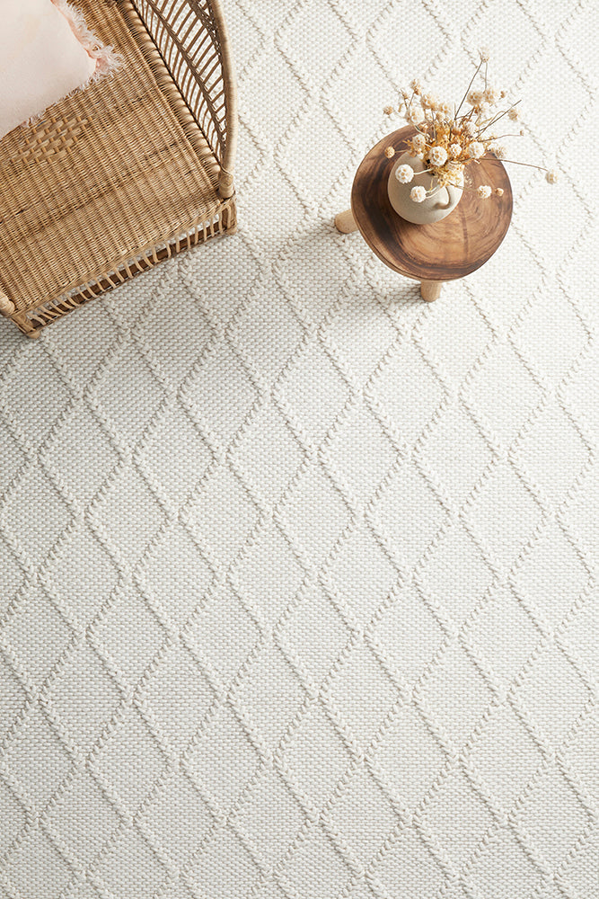 Exclusive Huxley White Wool-Polyester Flat Weave Rug for a Luxurious Home Decor