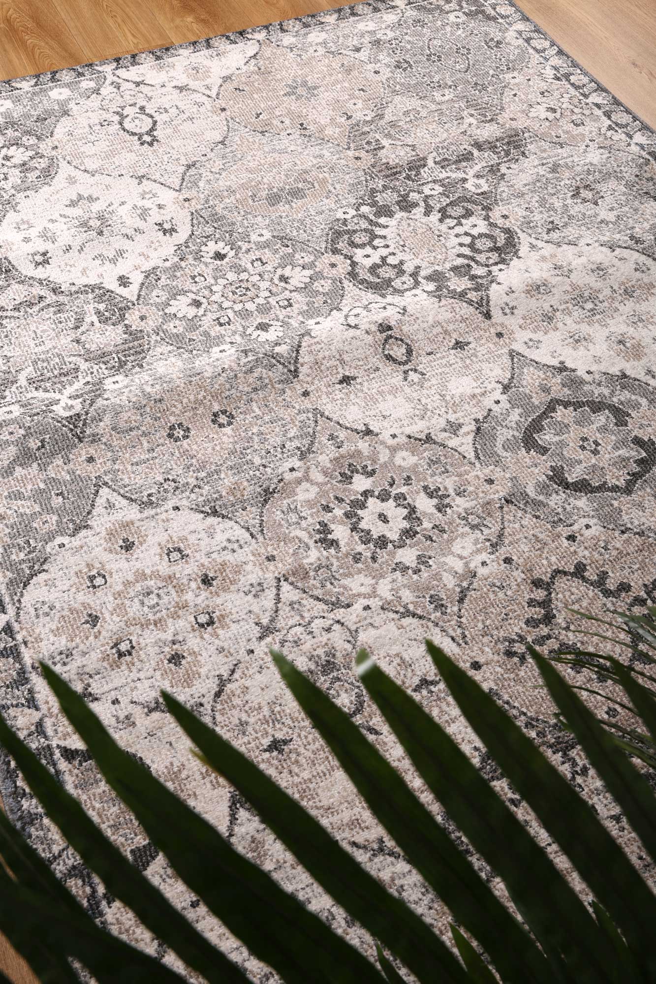 Exclusive Ezra Grey Lantern Polyester Rug with Oriental Patterns - Great Choice for Your Living Space