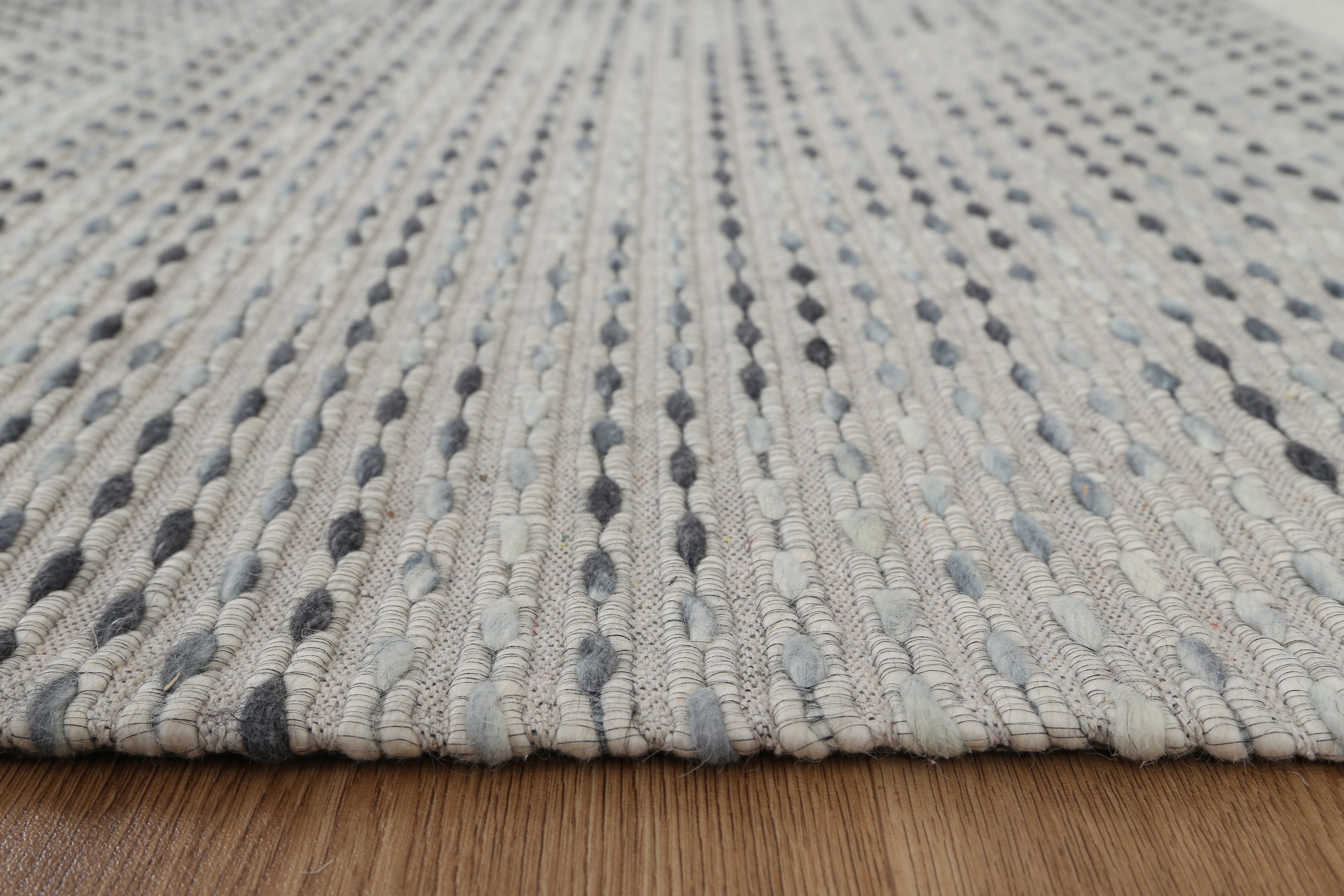 Hot Deal! Mia Grey Wool Rug - Soft & Durable