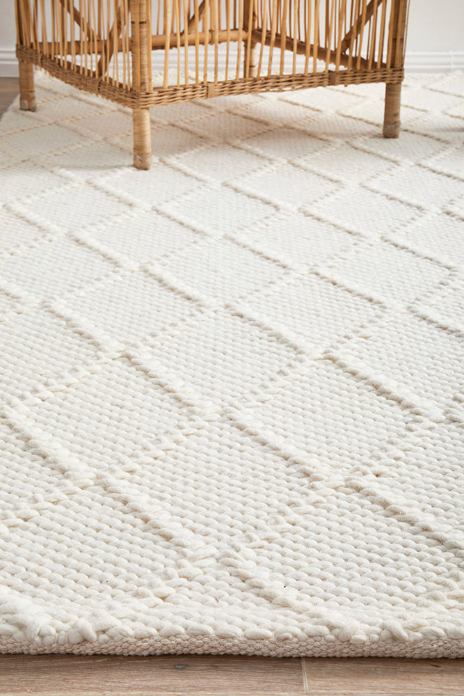 Exclusive Huxley White Wool-Polyester Flat Weave Rug for a Luxurious Home Decor