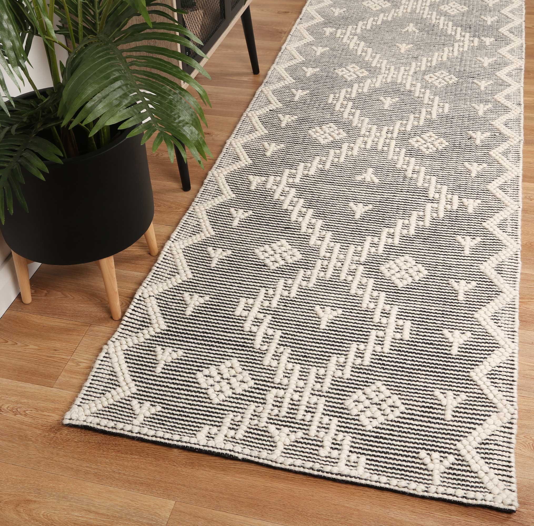 Cream-colored Anjuna Aztec-style Wool Blend Rug without Tassels