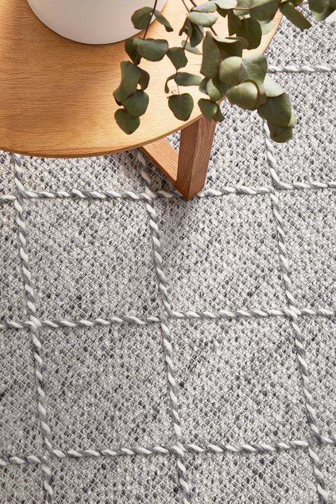 Exclusive Maison Noah Wool Rug: Timeless Geometric Design for Multiple Styles