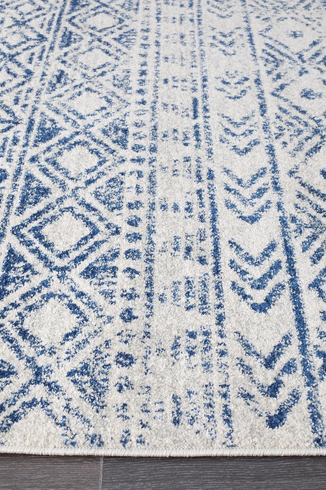 Ismail Oasis Rustic White and Blue Polypropylene Rug