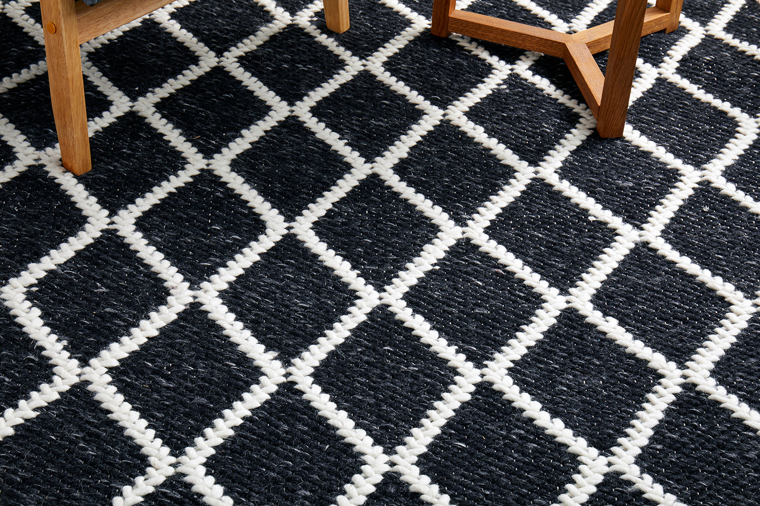 Hot Sale! Luxury Huxley Black Floor Rug for Contemporary Interiors