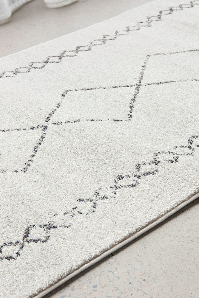 Versatile Paradise Kylie Runner Rug with Naverse Diamond Pattern