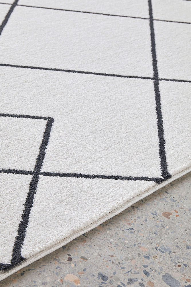 Paradise Diego Power Loomed Polypropylene Rug - Modern Design with Overlapping Diamonds