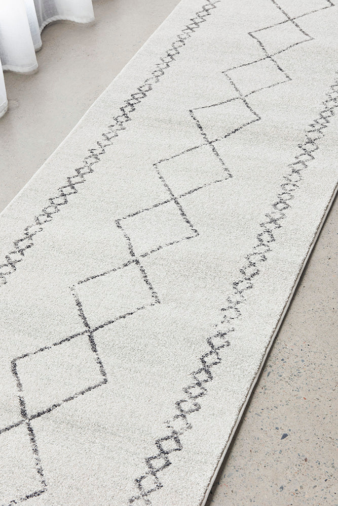 Versatile Paradise Kylie Runner Rug with Naverse Diamond Pattern
