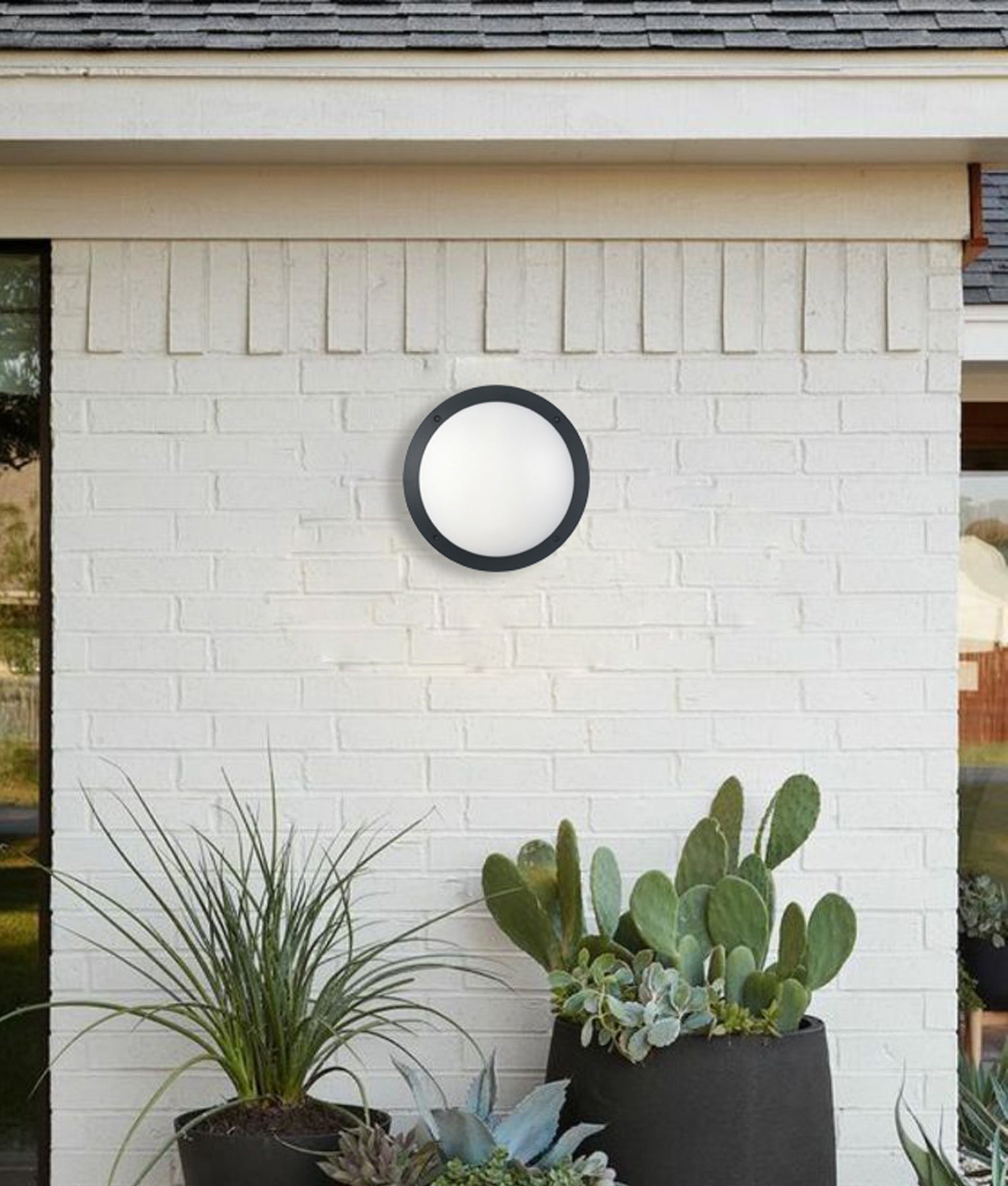 Bulk Round LED Exterior Bulkhead Lights with IP66 Rating and IK10 Vandal Resistance