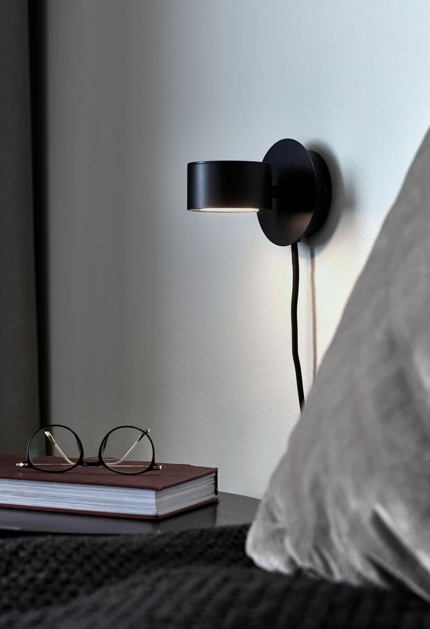 Nordic-Style Black Wall Light with Moodmaker Function - Clyde